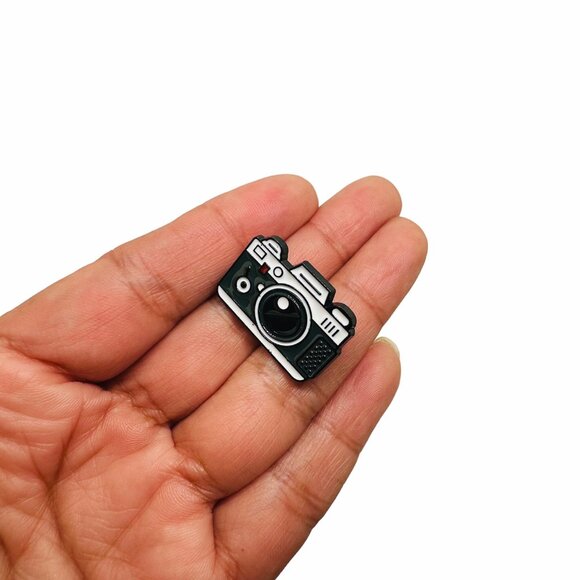 ⭐Vintage Retro Camera Enamel Pin  Black & Silver Photography Accessory Traveling - Picture 3 of 6
